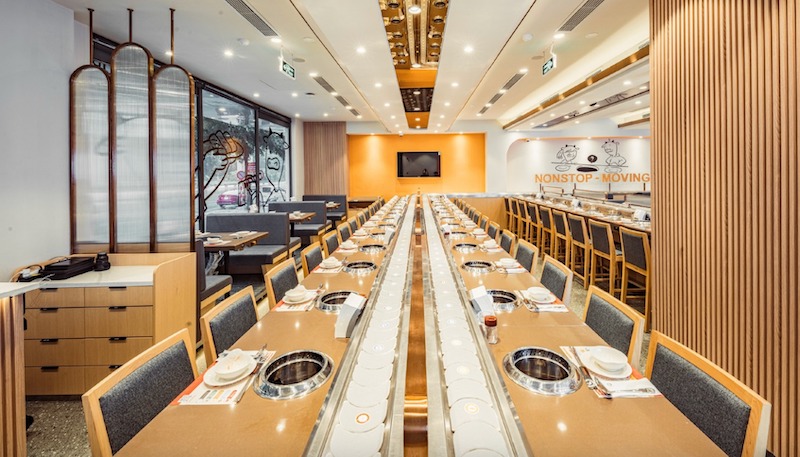 Bếp lẩu tại bàn nên sử dụng bếp điện từ âm bàn hoặc bếp ga mini, đảm bảo nấu nhanh, an toàn điện và nhiệt 