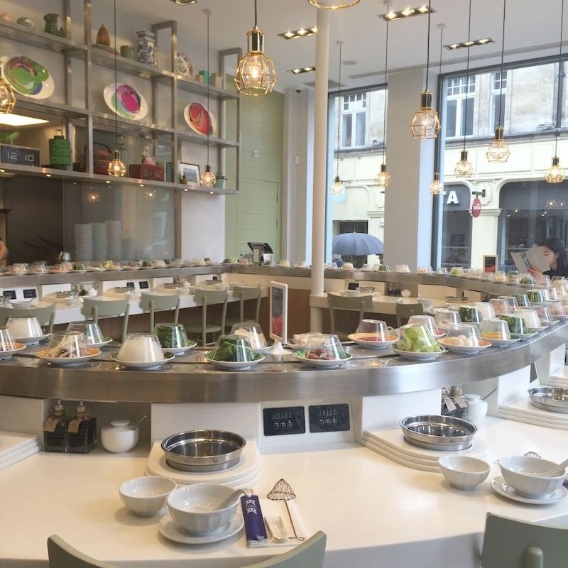 Vật liệu hoàn thiện cần chọn sàn chống trơn, tường dễ vệ sinh, bàn ghế bền đẹp, quầy băng chuyền chống thấm, trầy xước, đảm bảo thẩm mỹ và an toàn 