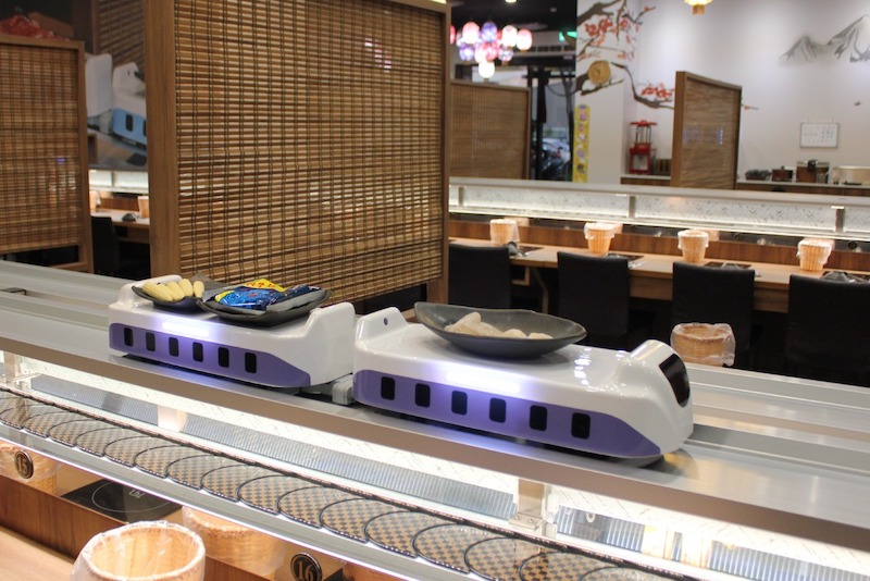 Ánh sáng và màu sắc cần đủ sáng nhưng không chói, sử dụng đèn downlight hoặc LED, kết hợp tông màu hài hòa, tươi sáng, sạch sẽ, tạo không gian dễ chịu và hiện đại 