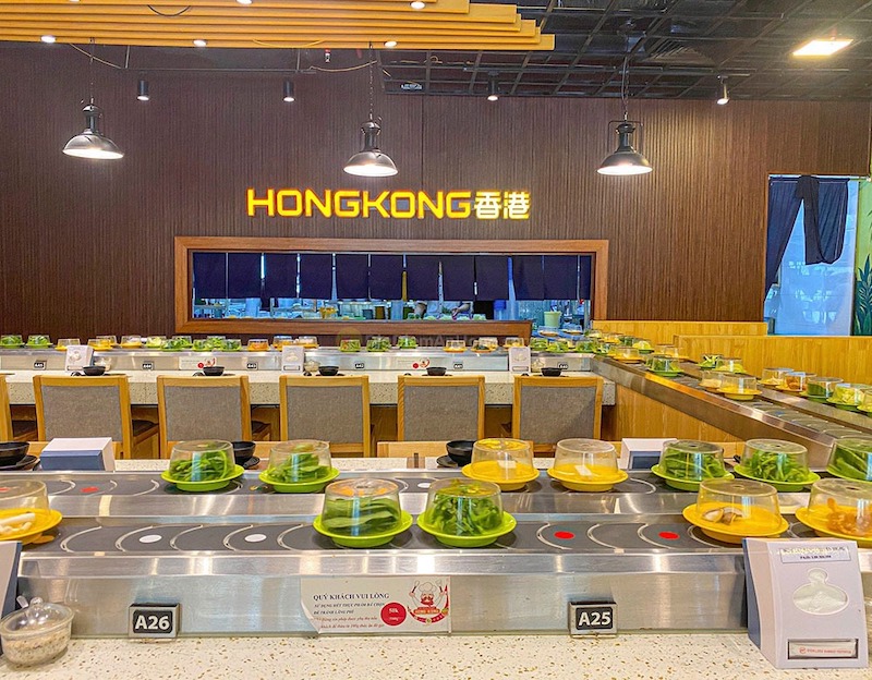 Khu vực bếp cần bố trí gọn gàng, thuận tiện cho nhân viên, dễ tiếp cận băng chuyền, đảm bảo vệ sinh, an toàn và tối ưu công năng 