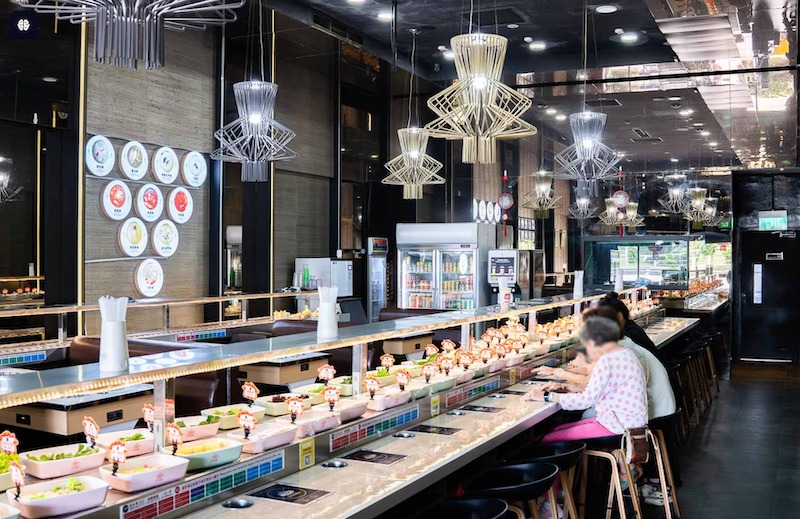 Khu vực pha chế đồ uống hoặc quầy bar nên bố trí gọn gàng, gần khu vực ăn uống nhưng không cản trở lối đi, trang bị đầy đủ thiết bị và nguyên liệu 