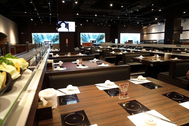 Khu vực phụ trợ bao gồm nhà kho, phòng nhân viên và khu rửa dọn, cần bố trí hợp lý, tách biệt với khu phục vụ để đảm bảo vệ sinh và vận hành hiệu quả 