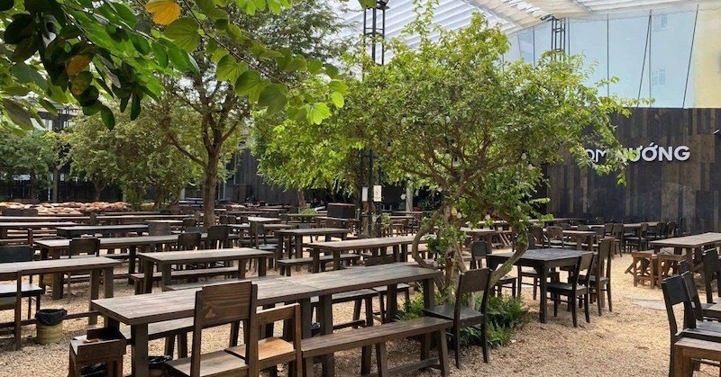 Các mô hình thiết kế nhà hàng ngoài trời phổ biến gồm: sân vườn thoáng mát, rooftop ngắm thành phố, và ven sông/ven biển tận dụng gió trời, cảnh quan tự nhiên thu hút khách 