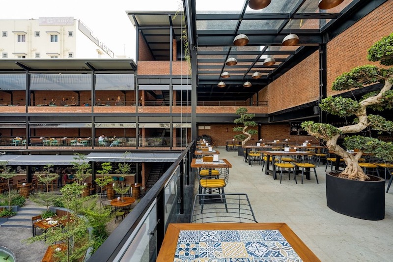 Khu vực cây xanh và tiểu cảnh vừa tạo điểm check-in hấp dẫn vừa giúp không gian giảm nhiệt, điều hòa tự nhiên cho khách 