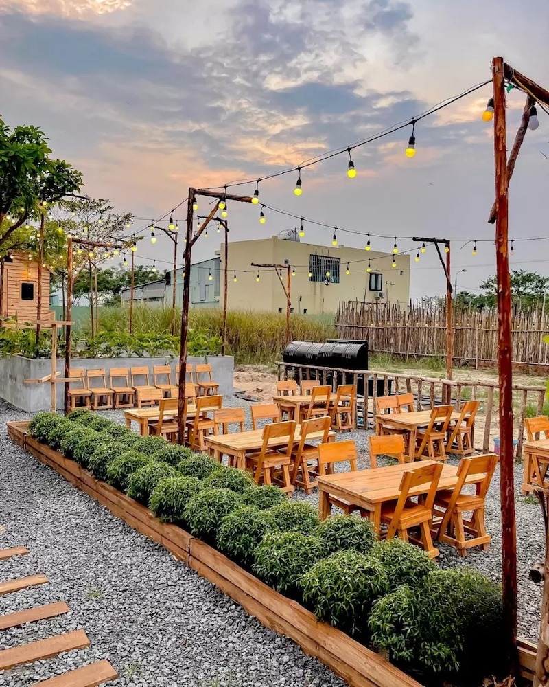 Ánh sáng đèn dây, đèn nấm sân vườn kết hợp tiểu cảnh tạo không gian lãng mạn, thích hợp buổi tối đông khách 