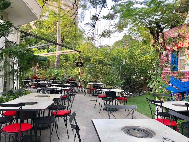 Lối đi, sàn sân vườn lát đá chống trơn trượt, đảm bảo an toàn cho khách và dễ vệ sinh sau mỗi ca phục vụ 