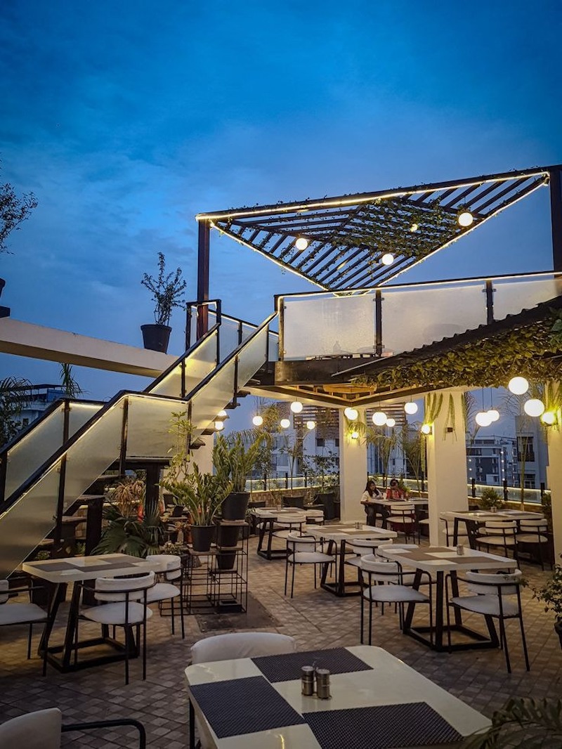 Sử dụng vật liệu gỗ, tre, mây nhựa bền bỉ, chống nắng mưa và tăng vẻ đẹp tự nhiên cho không gian 