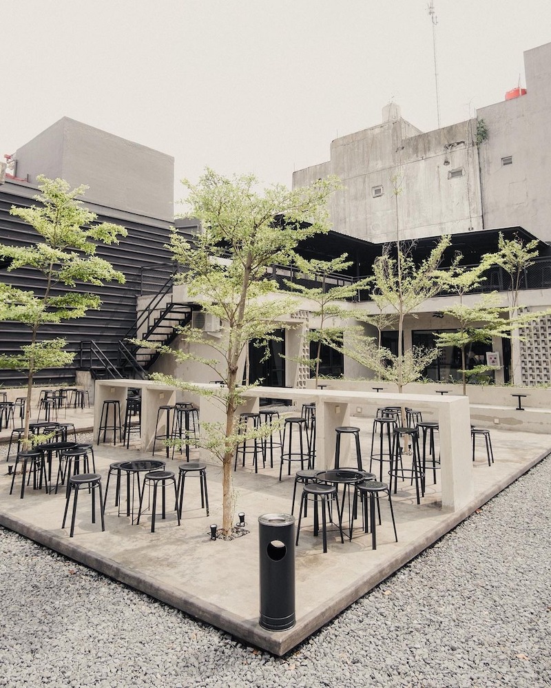 Sử dụng vật liệu bền bỉ như sắt sơn tĩnh điện, gỗ tự nhiên, bê tông mài, chống chịu nắng mưa 