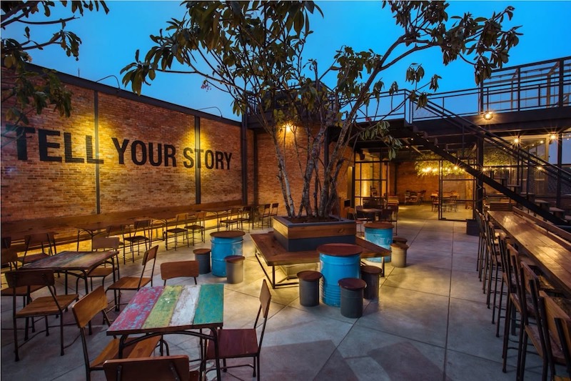 Nhà hàng kết hợp không gian mở kết hợp đèn dây, đèn hắt cây và tiểu cảnh để tạo điểm nhấn lung linh về đêm 