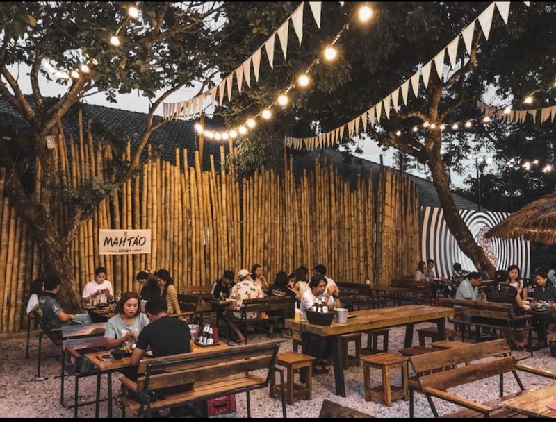 Quán nhậu ngoài trời bình dân sử dụng bàn ghế bền bỉ, dễ vệ sinh như sắt, gỗ thông, tiết kiệm chi phí bảo trì lâu dài