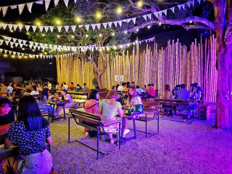 Trang trí đơn giản, đèn dây hoặc đèn LED nhỏ tạo không gian ấm áp, thu hút check-in