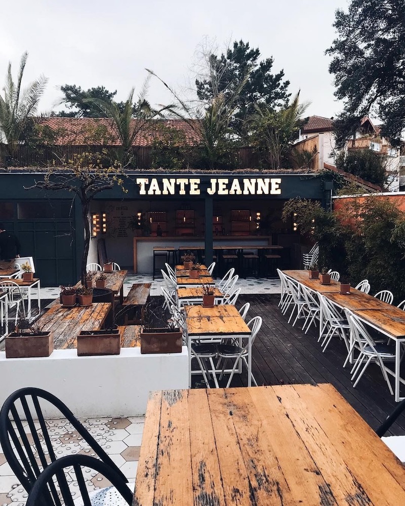 Thiết kế quán nhậu tối ưu lối đi và bố trí bàn ghế linh hoạt để phục vụ nhóm khách đông, thuận tiện di chuyển 