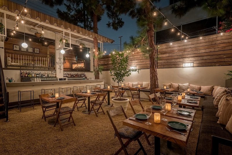 Nhà hàng ngoài trời cần vật liệu bền để chống mưa nắng, giảm hư hỏng, tiết kiệm bảo trì và giữ vận hành ổn định 