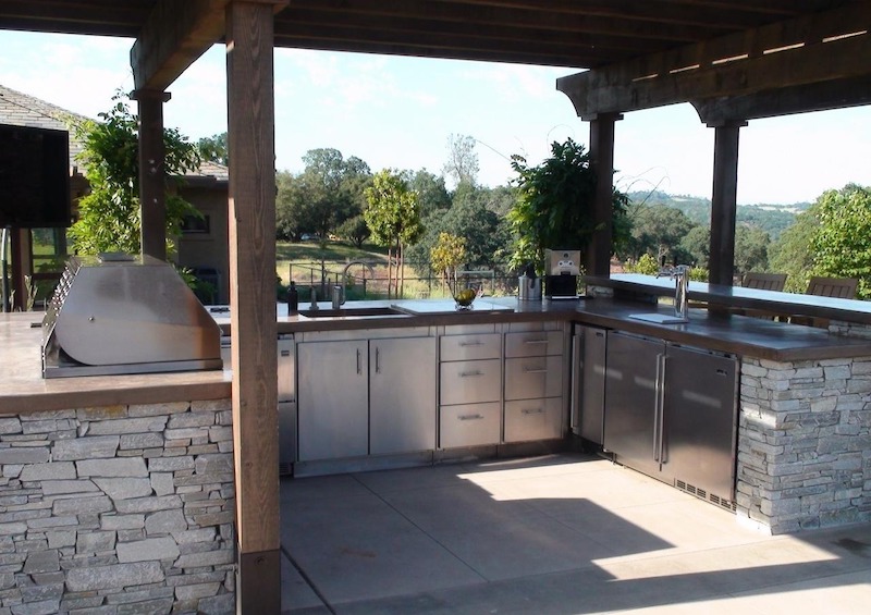 Bếp nhà hàng ngoài trời cần kín gió, đặt cuối hướng gió để tránh khói bay vào khách, bố trí thoát nước tốt và đảm bảo vệ sinh an toàn thực phẩm 