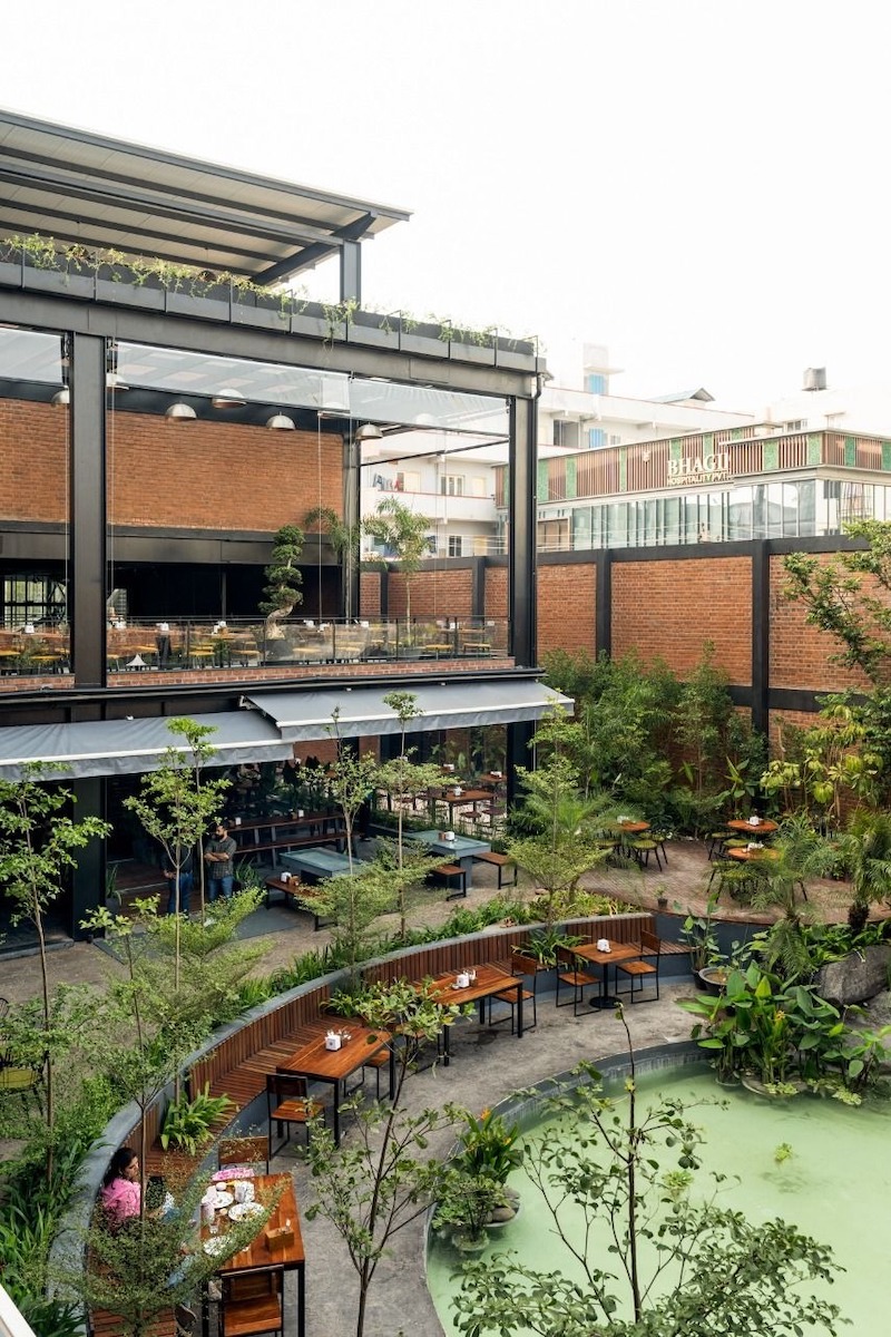 Hệ thống mái xếp di động và ô dù lớn linh hoạt che nắng mưa, vừa tạo không gian mở vừa đảm bảo vận hành an toàn