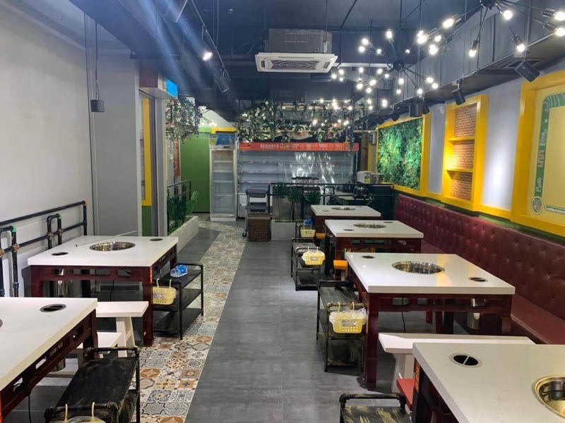 Việc lựa chọn vật liệu chống bám mỡ giúp quán lẩu nướng nhỏ vệ sinh nhanh, vận hành ổn định trong giờ cao điểm