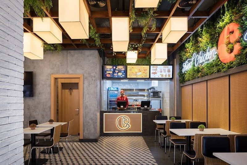 Thiết kế không gian mở kết hợp quầy bếp nhỏ giúp khách thấy được quy trình chế biến, tạo sự minh bạch và gia tăng cảm giác tin tưởng khi lựa chọn món 