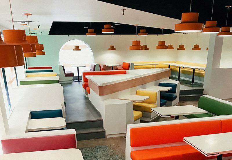 Quán ăn vặt diện tích nhỏ nên dùng tông màu sáng và chất liệu dễ vệ sinh để tiết kiệm thời gian dọn dẹp, giúp vận hành trơn tru mỗi ngày 