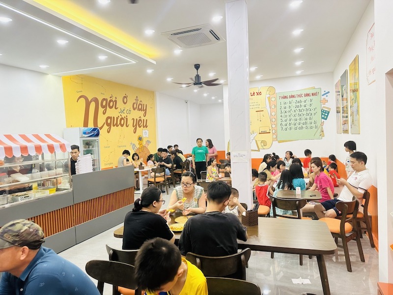 Lối đi nội bộ rõ ràng, thuận tiện giúp nhân viên di chuyển nhanh chóng giữa các khu vực, đảm bảo tốc độ phục vụ phù hợp mô hình fastfood nhỏ  