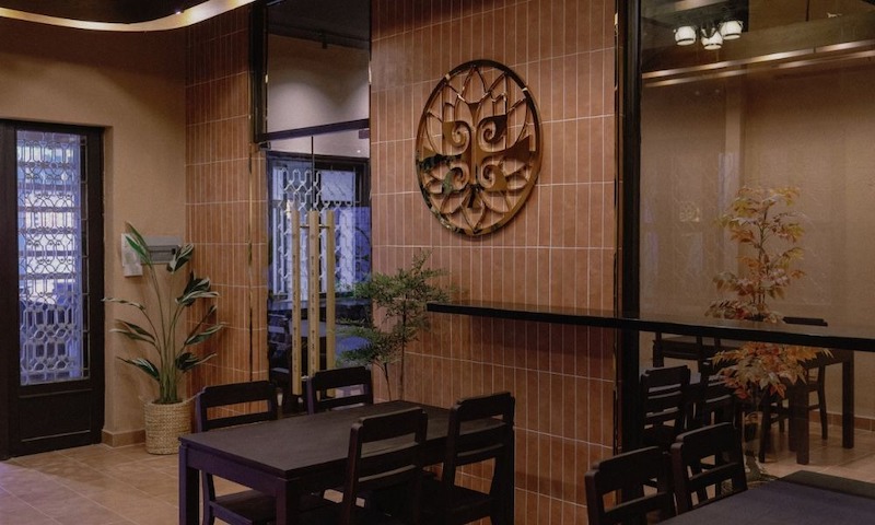 Nhà hàng chay không gian thiền nhỏ gọn thường ưu tiên tông màu trung tính để mang lại cảm giác an yên ngay từ khi khách bước vào 