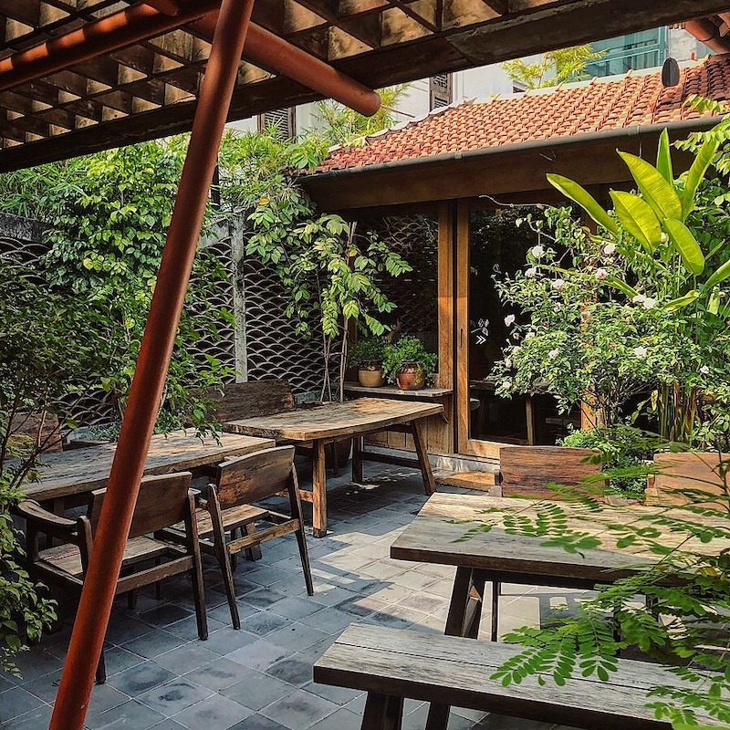 Bố trí bàn thấp hoặc ngồi bệt là lựa chọn phù hợp cho nhà hàng chay thiền, giúp khách cảm nhận sự tĩnh lặng và kết nối với không gian