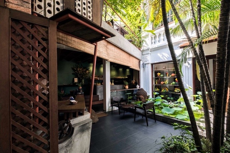 Nhà hàng chay nhỏ thường dùng cây xanh mini và đá cuội để tạo điểm nhấn nhẹ nhàng nhưng vẫn giữ được tinh thần Zen