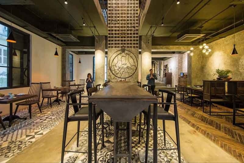 Âm nhạc nhẹ, tiếng chuông gió hay âm thanh nước chảy giúp không gian chay thiền nhỏ gọn trở nên thư giãn và dễ chịu hơn 