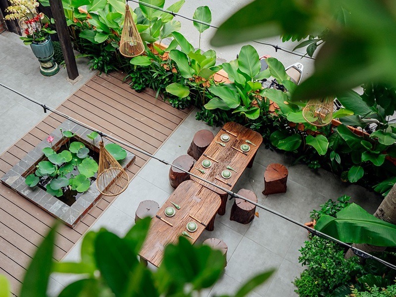 Bố trí lối đi tối giản, không nhiều vật cản giúp không gian thiền nhỏ trông rộng hơn và dễ dàng di chuyển