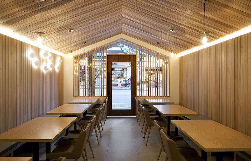 Thiết kế quán ăn nhỏ cần tập trung vào bố cục thông minh và màu sắc sáng để tối ưu diện tích mà vẫn giữ được sự thoáng đãng cho khách hàng