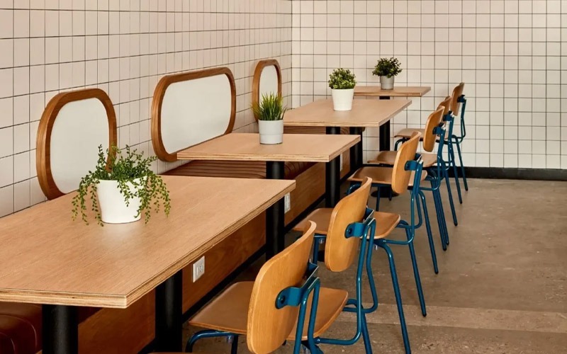 Một phương án thiết kế quán ăn nhỏ đẹp sẽ giúp không gian tuy hạn chế nhưng vẫn gây ấn tượng nhờ phong cách rõ ràng, nội thất gọn gàng và ánh sáng hài hòa