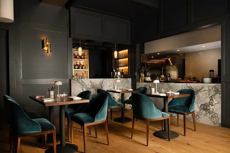 Với mẫu thiết kế nhà hàng 40m2, việc tối ưu luồng di chuyển và sử dụng nội thất đa năng giúp không gian nhỏ vẫn vận hành hiệu quả 