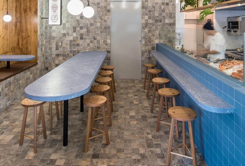 Tối ưu chi phí khi thiết kế nhà hàng nhỏ bằng cách chọn nội thất đa năng, tận dụng ánh sáng tự nhiên, giữ bố cục tối giản và ưu tiên vật liệu bền đẹp giá phải chăng 