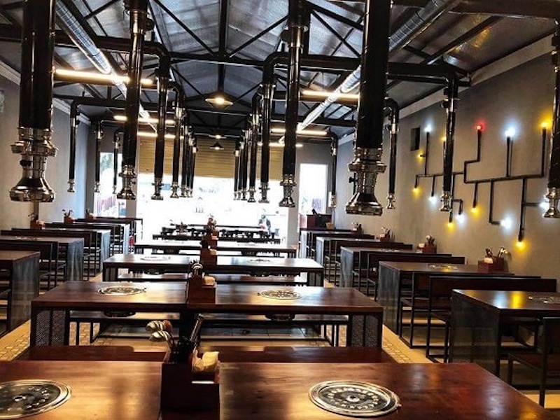 Quán lẩu nướng diện tích nhỏ cần hệ thống hút khói mạnh để đảm bảo không gian luôn dễ chịu cho thực khách 