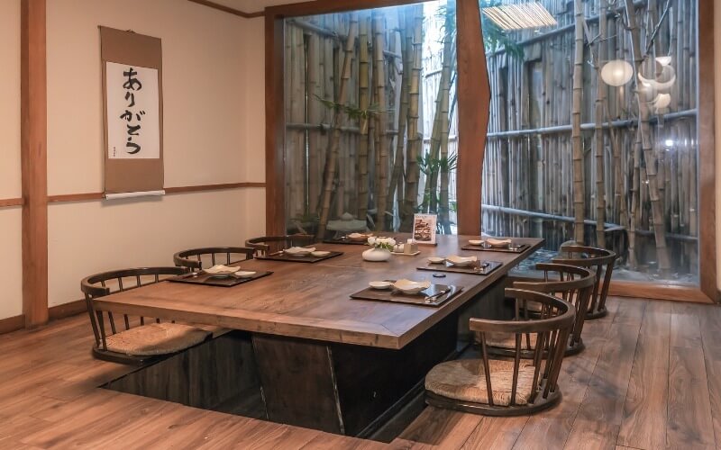 Cải tiến thông minh giúp thực khách vẫn có được trải nghiệm ngồi bệt truyền thống nhưng không bị mỏi chân nhờ khoảng trống phía dưới bàn