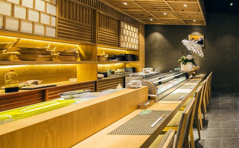 Quầy bar được thiết kế với độ cao vừa phải, giúp khách hàng dễ dàng quan sát từng thao tác điêu luyện của đầu bếp khi chế biến Sushi và Sashimi