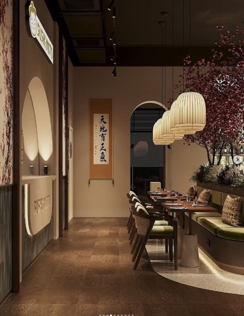 Sự kết hợp giữa mảng tường màu be mộc mạc, đèn lồng giấy thủ công và cây hoa anh đào khô, tạo nên vẻ đẹp tĩnh lặng, tự nhiên và vô thường cho nhà hàng Sushi