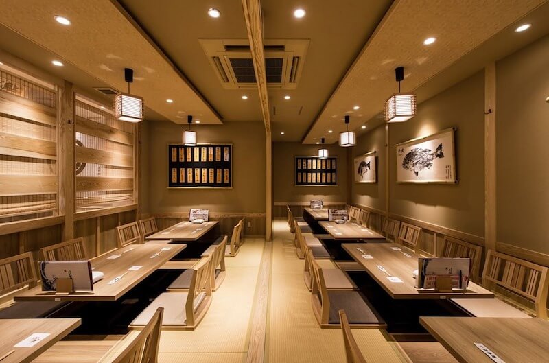 Không gian nội thất nhà hàng Sushi thiết kế tối giản, tỉ mỉ từng chi tiết nội thất, tường màu be ấm cúng, tranh thủy mặc và luồng ánh sáng nhẹ nhàng, tinh tế