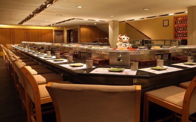 Hệ thống băng tải là “linh hồn” tạo ra nhịp điệu chuyển động không ngừng, kích thích vị giác của thực khách