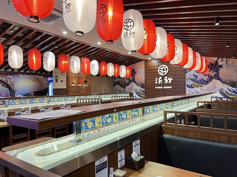 Với hàng đèn lồng giấy Chochin đỏ trắng và tranh tường sóng biển Ukiyo-e tạo nên không gian ẩm thực sống động, đậm chất Nhật Bản