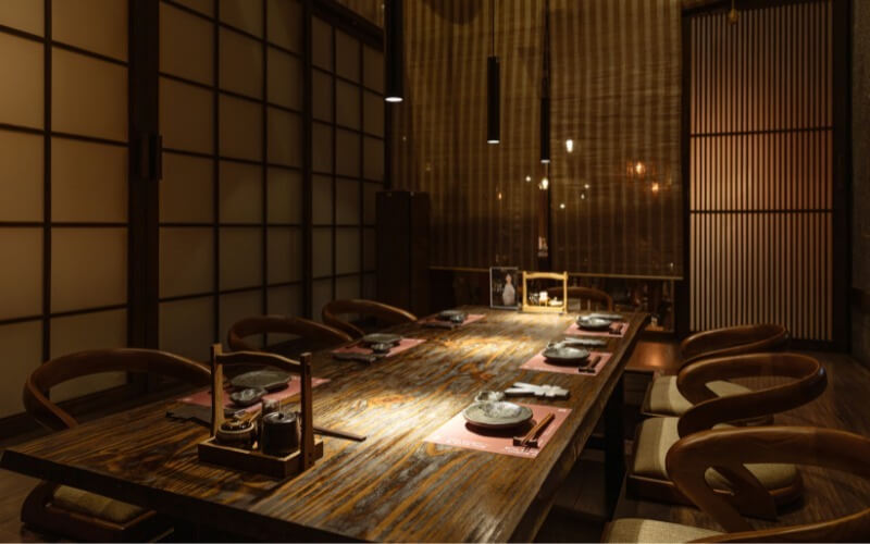 Thiết kế các dãy bàn dài hoặc bàn lớn phù hợp cho nhóm từ 4-8 người trở lên, tạo không gian ấm cúng cho các vị khách