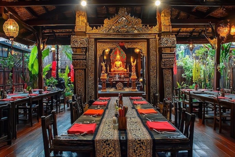 Sự kết hợp mái nhọn, cột gỗ lớn và hoa văn tôn giáo, tạo nên không gian mang chiều sâu văn hóa và tính biểu tượng cao 