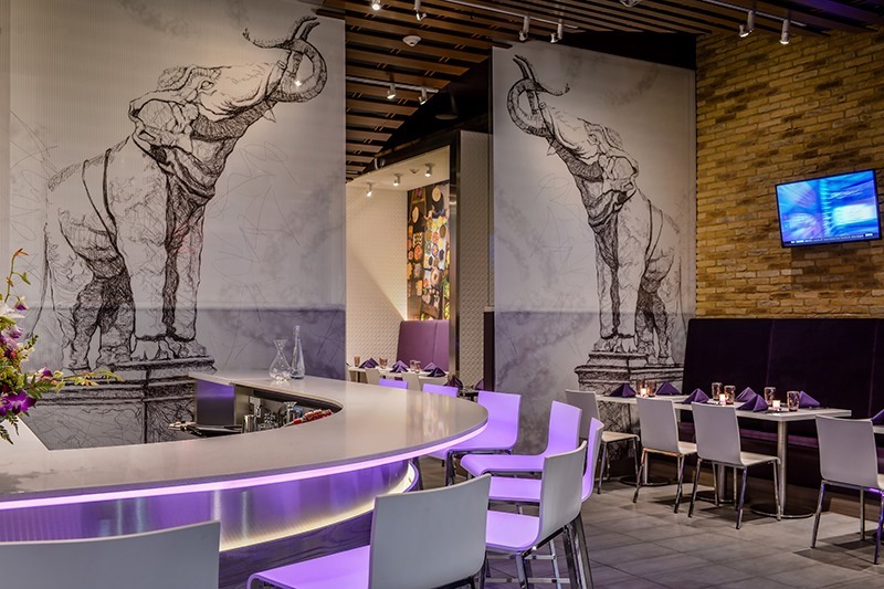 Nhà hàng Indochine pha Thái sử dụng gỗ tự nhiên, mây tre đan, đá và vải lụa Thái, tạo cảm giác ấm áp, thanh lịch và đậm văn hóa truyền thống 