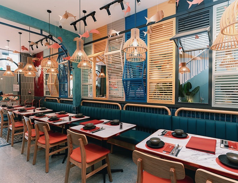 Nội thất phong cách Indochine pha Thái kết hợp bàn ghế gỗ chạm khắc tinh tế, đèn lồng truyền thống và vải lụa, mang trải nghiệm vừa cổ điển vừa tiện nghi 