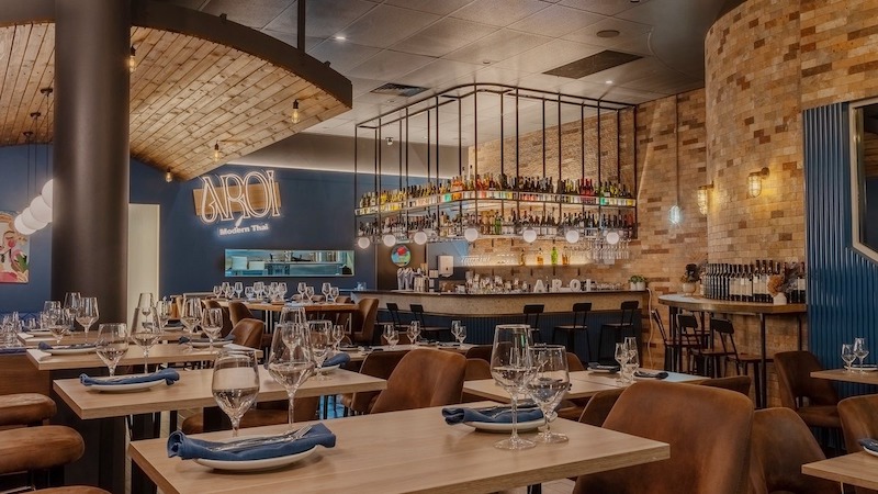 Màu sắc trong Indochine pha Thái chủ yếu là tông ấm như vàng nghệ, đỏ đô, kết hợp màu gỗ tự nhiên, tạo sự cân bằng hài hòa và sang trọng 