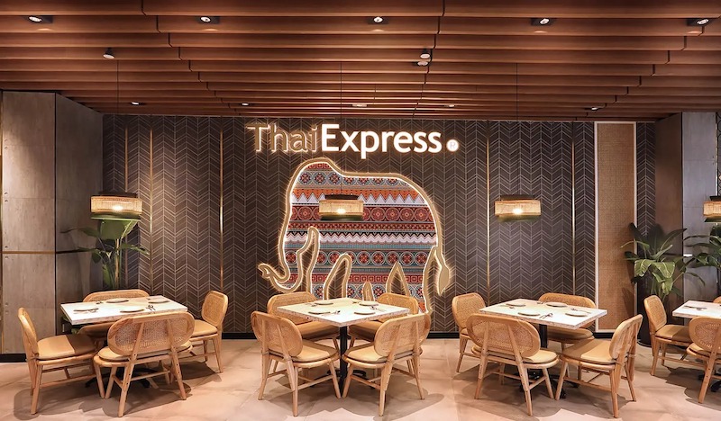 Thiết kế Indochine pha Thái chú trọng bố cục cân đối, lối đi thoáng, khu vực ăn uống linh hoạt, đảm bảo tiện lợi cho khách và nhân viên phục vụ 