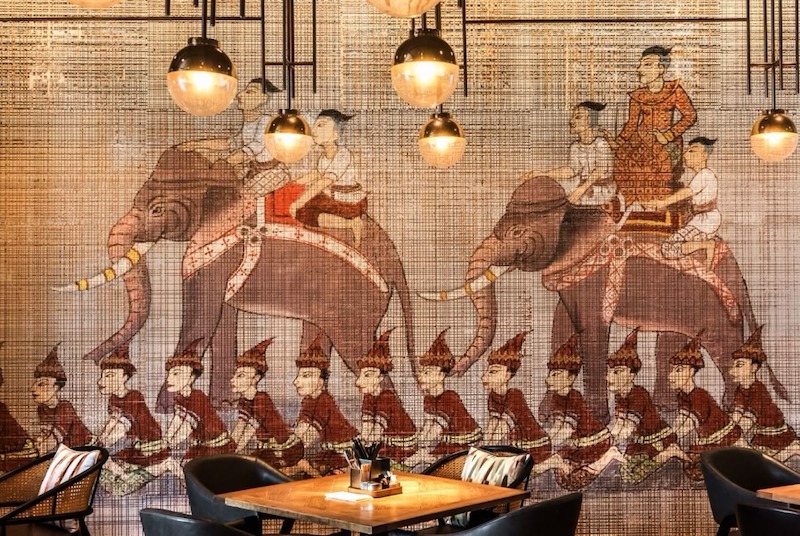 Phong cách Tropical/Rustic Thái hướng đến không gian gần gũi thiên nhiên, sử dụng vật liệu mộc mạc như gỗ, mây tre, đá và nội thất thủ công tinh tế 