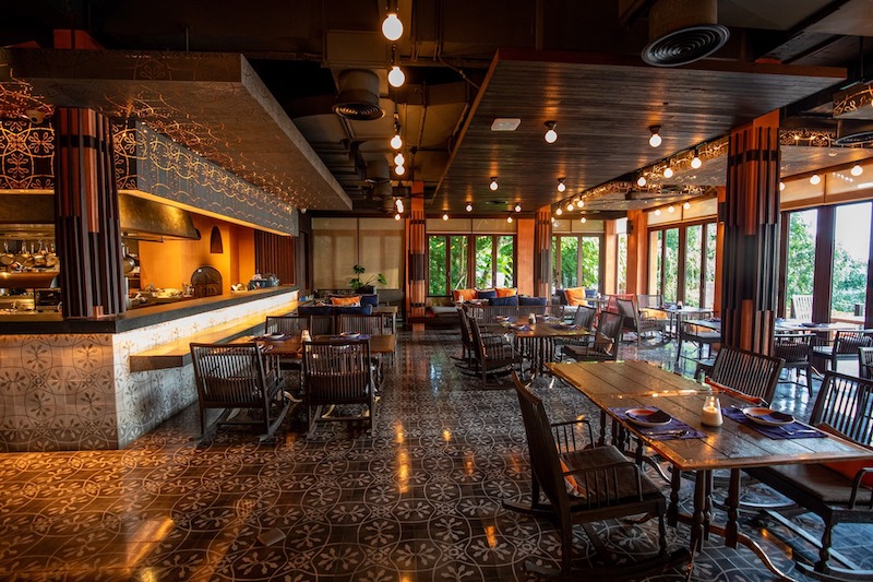 Màu sắc chủ đạo thường là tông đất ấm áp, kết hợp ánh sáng vàng dịu và màu gỗ tự nhiên, mang đến bầu không khí ấm cúng nhưng vẫn sống động 