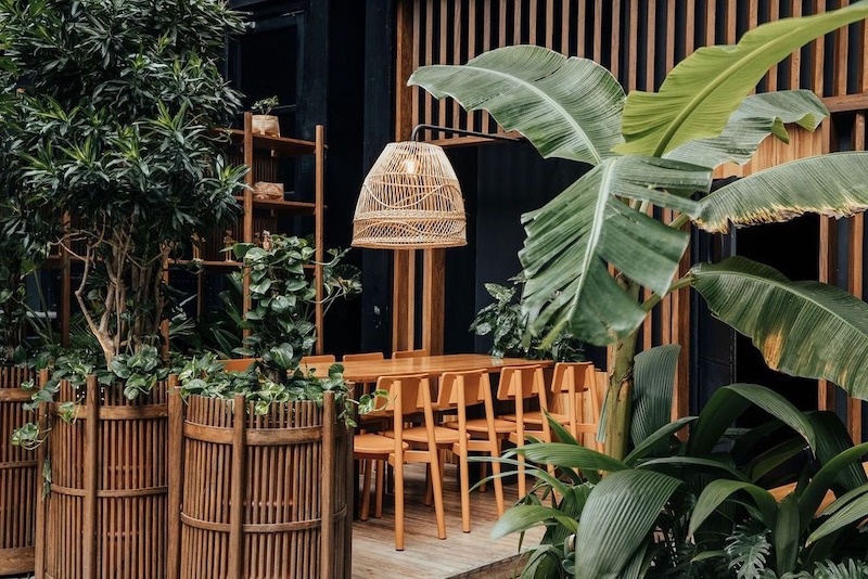 Ánh sáng kết hợp giữa tự nhiên và đèn trang trí mềm mại giúp không gian Tropical/Rustic Thái trở nên thân thiện, thư giãn và tạo trải nghiệm gần gũi 