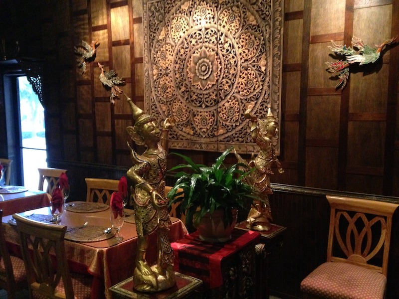 Sử dụng gỗ teak, đèn lồng vàng và họa tiết hoa văn cổ điển để mang đến không gian sang trọng nhưng vẫn giữ nét mộc mạc đặc trưng