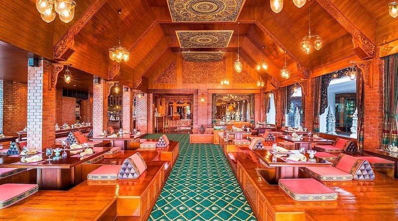 Không gian trang trí từ tượng Phật, phù điêu gỗ, vải lụa rực rỡ,...giúp khách cảm nhận trọn vẹn tinh thần xứ Chùa Vàng 